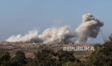 Asap mengepul dari Jalur Gaza terlihat dari perbatasan Israel di Israel selatan, (7/1/2024).