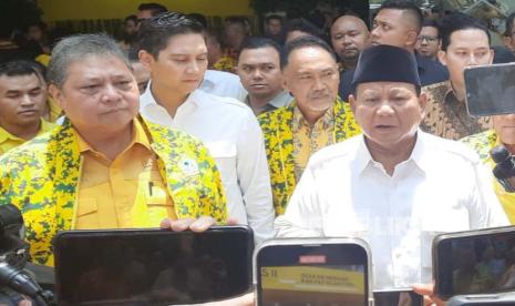 Calon presiden dari Koalisi Indonesia Maju (KIM) usai menghadiri Rapimnas Partai Golkar di markas partai berlogo pohon beringin itu, Jakarta Barat, Sabtu (21/10/2023).