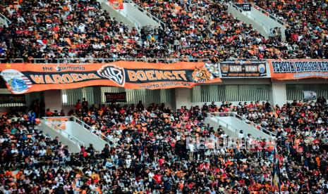 Suporter Persija memadati area stadion saat menyaksikan Grand Launching Jakarta International Stadium (JIS) di JIS, Jakarta, Ahad (24/7/2022). Grand launching tersebut menyajikan spesial show dari sejumlah musisi tanah air seperti Virzha featuring Dewa, Setia Band, dan Kotak serta pertandingan persahabatan internasional antara Persija melawan klub liga 1 Thailand Chonburi FC. Republika/Thoudy Badai