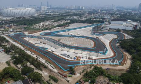 Suasana pembangunan Jakarta International E-Prix Circuit (JIEC) di kawasan Ancol, Jakarta Utara, Rabu (11/5/2022). 