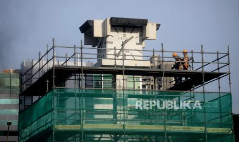 Pemindahan Tugu Jam Thamrin ke Monas Dilakukan Bertahap. Pekerja berativitas di dekat Tugu Jam Thamrin, Jakarta, Kamis (18/11). Tugu Jam Thamrin direncanakan akan dipindah pada November hingga Desember 2021. Pemindahan tersebut dilakuan seiring pengerjaan konstruksi MRT bawah tanah Fase 2A sepanjang 2,8 kilometer yang menghubungkan Stasiun Bundaran HI hingga Stasiun Harmoni.Prayogi/Republika