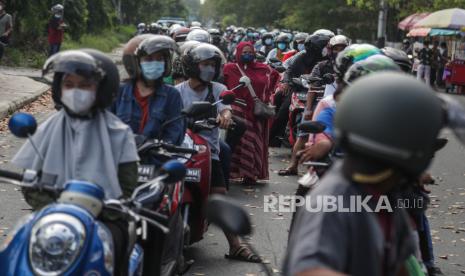 Warga antre untuk mendapatkan vaksinasi COVID-19 dengan sistem 