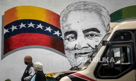 Pemandangan mural dengan grafiti mendiang Letnan Jenderal Korps Pengawal Revolusi Iran (IRGC) dan Komandan Pasukan Quds Qasem Soleimani, di Caracas, Venezuela, 06 Januari 2023. Deputi Majelis Nasional (AN, Parlemen) Venezuela dilantik 03 Januari sebuah mural untuk menghormati jenderal Iran Qasem Soleimani, yang tewas dalam pengeboman dengan drone Amerika pada 03 Januari 2020 di dekat bandara Baghdad. Mural yang menampilkan gambar sang jenderal dengan bendera Iran dan Venezuela ini dilukis di sektor 23 de Enero, di Caracas.