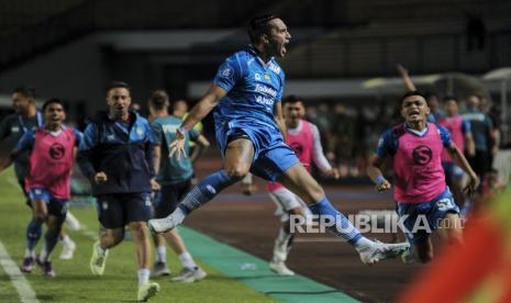 Penyerang Persib Bandung Ezra Walian bersama rekan satu tim melakukan selebrasi usai mencetak gol ke gawang Bali United FC pada pertandingan lanjutan BRI Liga 1 di Stadion Gelora Bandung Lautan Api (GBLA), Kota Bandung, Jawa Barat, Jumat (14/7/2023). Dalam pertandingan tersebut Persib Bandung imbang melawan Bali United FC dengan skor akhir 2-2.