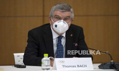 Presiden Komite Olimpiade Internasional Thomas Bach berbicara dalam konferensi pers di Tokyo, Jepang, 16 November 2020. Bach sedang dalam kunjungan tiga hari ke Tokyo untuk membahas Olimpiade dan Paralimpiade 2020 yang ditunda karena pandemi Covid-19. Vaksin virus yang baru-baru ini diumumkan telah meningkatkan harapan bahwa Olimpiade akan dilanjutkan dengan penonton asing.