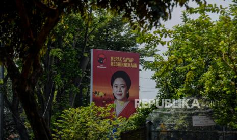 Baliho Ketua DPR RI yang juga politisi Partai Demokrasi Indonesia Perjuangan Puan Maharani terpasang di kawasan Ragunan, Jakarta, Rabu (11/8). Maraknya baliho sejumlah politisi di ruang publik tidak terlepas dari kontestasi politik pemilihan presiden pada 2024 mendatang dengan memanfaatkan baliho sebagai medium yang dianggap efektif untuk memperkenalkan diri kepada publik. Namun keberadaannya ditengah masa pandemi ini tidak selalu ditanggapi positif bagi masyarakat. Republika/Thoudy Badai