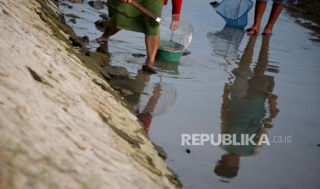 BMKG mengimbau masyarakat untuk membersihkan saluran-saluran air selagi musim kemarau masih berlangsung. Langkah tersebut dapat dilakukan agar ketika musim hujan datang tak terjadi banjir.