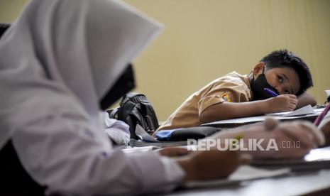 Sejumlah pelajar mengikuti pembelajaran tatap muka di SDN 037 Sabang, Jalan Sabang, Kota Bandung, Rabu (16/3/2022). Berbeda dengan anak laki-laki, anak perempuan cenderung menganggap mereka kurang berbakat ketika nilai akademisnya jeblok.