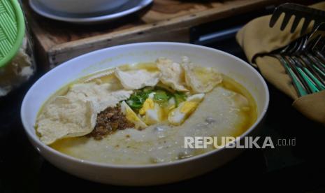 Bubur kuning pekojan dihidangkan ketika waktu berbuka puasa di Malaka Restaurant, Mercure Jakarta Batavia, Senin (4/4/2022). 