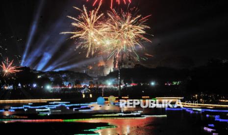 Pesta kembang api saat pergantian tahun di area Taman Mini Indonesia Indah (TMII), Jakarta, Rabu (1/1/2025). Taman Mini Indonesia Indah (TMII) menggelar beragam kegiatan dalam rangka menyambut Tahun Baru 2025 dengan meyuguhkan panggung hiburan, kuliner hingga pesta kembang api.