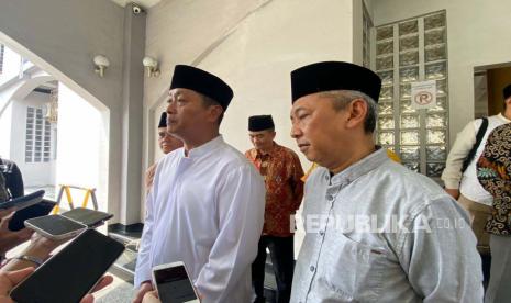 Pelaksana Tugas Harian (Plh) Wali Kota Bandung Ema Sumarna bersama Kepala Kanwil Kemenag Kota Bandung Tedi Ahmad Junaedi menghadiri pelepasan calon jamaah haji tahun 2023 Kota Bandung di Pusat Dakwah Islam (Pusdai) Jawa Barat, Sabtu (20/5/2023). Dea Alvi Soraya