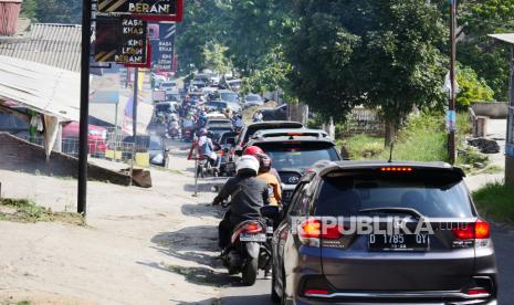 Salah satu jalur alternatif Kota Bandung-Lembang, Kabupaten Bandung Barat (KBB), Jalan Punclut, dipadati kendaraan, Ahad (5/9). Di tengah kelonggaran masa PPKM level 3 di KBB, minat masyarakat untuk berwisata cukup tinggi, sedangkan tempat wisata di KBB masih tutup, hanya restoran dan hotel yang boleh buka. Pengunjung pun banyak berkumpul di sejumlah titik jalur wisata yang di anggap nyaman untuk sekedar menikmati susana.