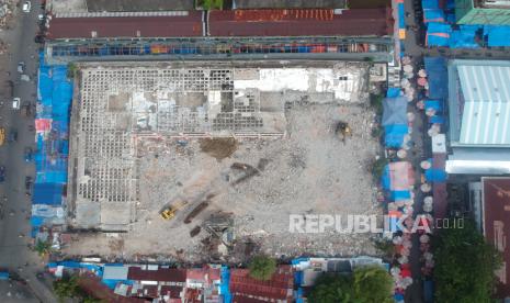 Foto udara pekerja melanjutkan pembongkaran bangunan Pasar Raya Fase VII di Padang, Sumatera Barat, Jumat (20/1/2023). Anggota DPR RI dari Sumatra Barat, Andre Rosiade, mengatakan mulai Juni 2023, pembangunan Pasar Raya Fase VII Padang akan dimulai.