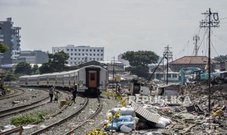 Warga beraktivitas di dekat area pembangunan proyek perlintasan tidak sebidang atau flyover Ciroyom di Jalan Ciroyom, Andir, Kota Bandung, Rabu (4/1/2023). 