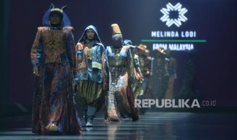 Model memperagakan busana saat opening ceremony Indonesia International Modest Fashion Festival (IN2MF) 2024 di Jakarta Convention Center (JCC), Jakarta, Rabu (30/10/2024).  Bank Indonesia bersama Kementerian Usaha Mikro Kecil & Menengah Republik Indonesia, dan Indonesian Fashion Chamber (IFC) menyelenggarakan acara tahunan IN2MF untuk mempromosikan dan memperkuat ekspansi produk modest fashion Indonesia ke pasar global. IN2MF 2024 ini diselenggarakan 30 Oktober–3 November 2024 di Jakarta Convention Center (JCC) dengan mengangkat Tema Elevating Sustainable Modest Fashion to The Global Stage. Rangkaian fashion show di IN2MF 2024 akan menampilkan lebih dari 1.500 koleksi. Lebih dari 200 desainer dan jenama asal Indonesia, anggota IKRA Indonesia, dan karya dari 10 desainer internasional berpartisipasi.