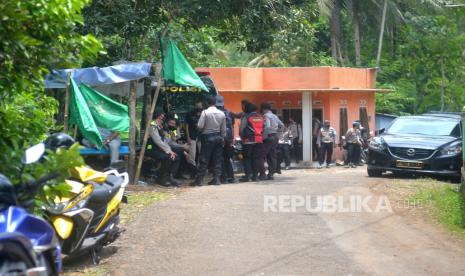 Aparat Kepolisian berjaga di akses masuk menuju Desa Wadas, Purworejo, Jawa Tengah, Rabu (9/2/2022). Diketahui, pada Selasa (8//2/2022) kemaren 63 orang khususnya 56 warga Wadas ditangkap kepolisian. Para warga yang ditangkap adalah mereka yang bersikeras menolak lahannya dibebaskan untuk penambangan batu adesit. Luas tanah yang akan dibebaskan mencapai 124 hektar.Batu andesit yang ditambang dari Desa Wadas ini sedianya akan digunakan sebagai material untuk pembangunan Waduk Bener yang lokasinya masih berada di Kabupaten Purworejo.