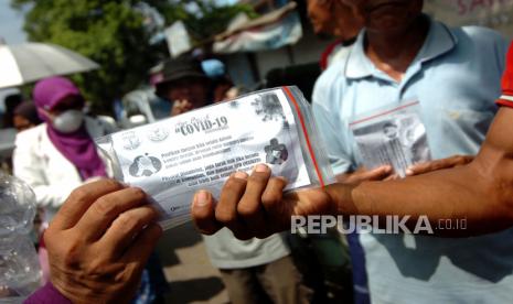 Penjualan masker dan sabun cuci tangan di apotek meningkat sejak pandemi Covid-19 (ilustrasi).