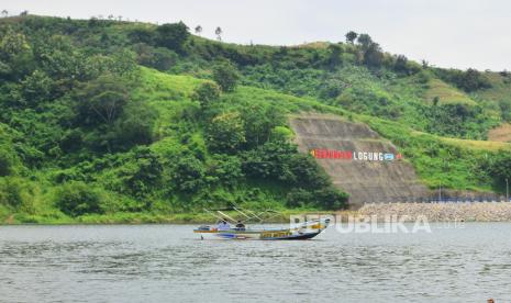 Wisatawan menaiki perahu saat mengunjungi Bendungan Logung di Desa Kandangmas, Kudus, Jawa Tengah (ilustrasi).