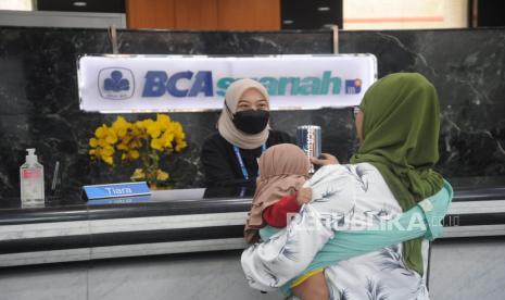 Nasabah menerima cinderamata usai melakukan pembukaan rekening online dalam rangka memperingati Hari Pelanggan Nasional, di Kantor Cabang BCA Syariah Jatinegara, Jakarta (04/09/2023). BCA Syariah senantiasa mengedepankan inovasi dan kolaborasi dalam menghadirkan beragam solusi dan layanan perbankan syariah yang mumpuni kepada segenap pelanggan dan nasabah, salah satunya dengan meluncurkan fitur pembukaan rekening online yang dapat diakses kapan pun dan dimana pun oleh nasabah melalui kanal BCA Syariah Mobile . Transaksi mobile banking di BCA Syariah menunjukkan pertumbuhan yang berkelanjutan. Per Juni 2023, transaksi mobile banking BCA Syariah tercatat sebesar 6,39 juta transaksi dengan pertumbuhan sebesar 47% secara tahunan.