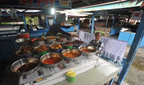 Kawasan objek wisata kuliner Los Lambung, Bukittinggi, Sumatra Barat, Jumat (17/4/2020). Kawasan tersebut kini tengah dibenahi agar mampu memenuhi kriteria Zona KHAS (kuliner halal aman sehat).