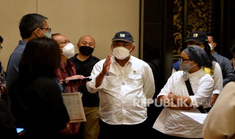 Menteri Pekerjaan Umum dan Perumahan Rakyat (PUPR) Basuki Hadimuljono (tengah)