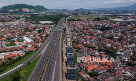 Direktur Keuangan PT Jasa Marga (Persero) Tbk Donny Arsal  mengatakan Jasa Marga akan melepas Jalan Tol Trans Jawa yang merupakan anak usaha melalui penawaran umum saham perdana atau IPO. 