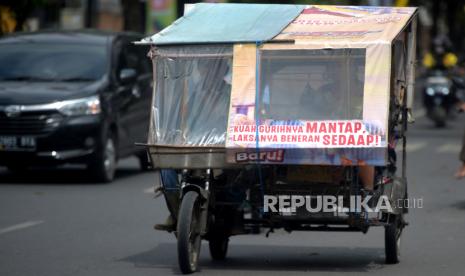 Becak motor (Bentor) membawa penumpang di Medan, Sumatra Utara, Rabu (8/2/2023). Ajang balap internasional F1 Powerboat di Balige Kabupaten Toba, Sumatra Utara, yang berlangsung 25-26 Februari 2023 memberi berkah bagi para pengemudi becak motor (bentor) di kawasan tersebut.