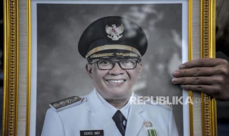 Pelayat memegang foto Wali Kota Bandung Oded M Danial saat melayat di rumah duka di Pendopo Kota Bandung, Jalan Dalem Kaum, Kota Bandung, Jumat (10/12). Wali Kota Bandung Oded M Danial meninggal dunia pada Jumat (10/12) pukul 11.55 WIB diduga akibat serangan jantung saat hendak menjadi khotib Sholat Jumat di Masjid Mujahidin Bandung. Foto: Republika/Abdan Syakura