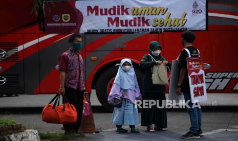 Pemudik menunggu kedatangan bus mereka dalam mudik gratis. (Ilustrasi)