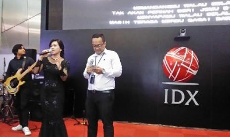 Ikke Nurjanah, biduanita dangdut, bersama  penggemarnya di panggung Stock Sound, Gedung Bursa Efek Indonesia, Jakarta pada Februari 2017. (Ilustrasi foto: Vicky Rachman/SWA).