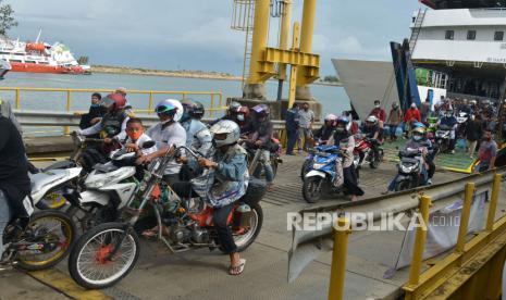 Sejumlah penumpang  turun dari kapal penyeberangan KMP BRR setibanya di Pelabuhan Ulee Lheue, Banda Aceh, Ahad (3/1/2021). Untuk melayani puncak arus balik liburan tahun baru dari Pulau Sabang-Banda Aceh, pihak pengelola pelabuhan setempat menambah rute penyeberangan kapal cepat dan kapal lambat menjadi dua kali penyeberangan sehari. 