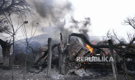  Radar rusak dan peralatan lainnya terlihat di fasilitas militer Ukraina di luar Mariupol, Ukraina, Kamis, 24 Februari 2022. Rusia telah meluncurkan rentetan serangan udara dan rudal ke Ukraina Kamis pagi dan pejabat Ukraina mengatakan bahwa pasukan Rusia telah meluncur ke wilayah tersebut. negara dari utara, timur dan selatan.