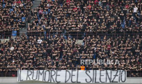 Fans AC Milan (ilustrasi). Sejumlah anggota kelompok fanatik AC Milan dan Inter Milan, Ultras, ditangkap polisi karena tindakan kriminal