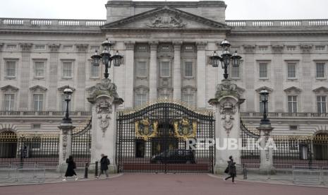 Pemandangan Istana Buckingham di London, Selasa, 6 Februari 2024. Istana Buckingham mengumumkan bahwa raja telah memulai perawatan untuk penyakit kanker yang dirahasiakan.