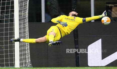  Kiper AC Milan Gianluigi Donnarumma beraksi pada pertandingan leg kedua babak 16 besar Liga Europa UEFA antara AC Milan dan Manchester United di Stadion Giuseppe Meazza di Milan, Italia, 18 Maret 2021.