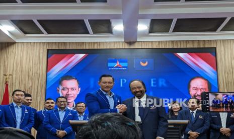 Ketua Umum Partai Demokrat, Agus Harimurti Yudhoyono (AHY) bersama Ketua Umum Partai Nasdem, Surya Paloh usai melakukan pertemuan tertutup di Kantor DPP Partai Demokrat, Jakarta, Rabu (22/2).