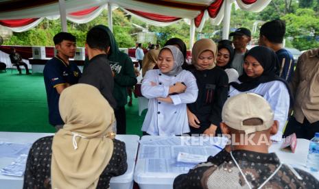 Warga  menggunakan hak pilihnya di Tempat Pemungutan Suara (TPS) 035 Kampung Curug, Desa Bojong Koneng,  Kecamatan Babakan Madang, Kabupaten Bogor, Jawa Barat, Rabu (14/2/2024). Pemilu 2024 tersebut dilakukan secara serentak di 38 Provinsi dengan jumlah DPT Sebanyak 204.807.222 pemilih untuk memilih Presiden dan Wakil Presiden, Anggota DPR, DPD dan DPRD Provinsi dan DPRD Kota/Kabupaten.