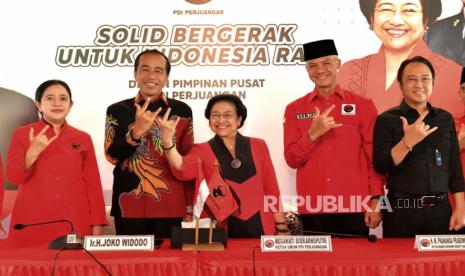 Ketua Umum PDIP Megawati Soekarnoputri (tengah) bersama Presiden Joko Widodo, Ketua DPR Puan Maharani, Ganjar Pranowo dan Prananda Prabowo berfoto bersama saat deklarasi Calon Presiden dari PDIP di Istana Batu Tulis, Bogor, Jawa Barat, Jumat (21/4/2023). PDIP resmi mendeklarasikan Ganjar Pranowo sebagai Capres pada Pemilu 2024.