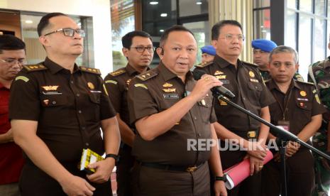 Kepala Pusat Penerangan Hukum (Kapuspenkum) Kejagung Ketut Sumedana memberikan keterangan usai penahanan Menteri Komunikasi dan Informatika (Menkominfo) Johnny G Plate di gedung Jampidsus Kejaksaan Agung, Jakarta, Rabu (17/5/2023). Johnny G Plate ditahan terkait kasus dugaan korupsi penyediaan infrastruktur base transceiveer station (BTS) periode 2020-2022. Kasus ini diduga merugikan negara mencapai Rp 8 triliun.  