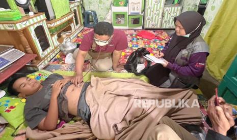 Petugas melakukan penyelidikan epidemiologi terhadap warga yang diduga mengalami keracunan makanan di Kecamatan Cigalontang, Kabupaten Tasikmalaya, Selasa (10/10/2023). 