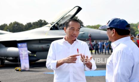 Presiden Joko Widodo (Jokowi) meninjau alat utama sistem persenjataan (alutsista) TNI di Pangkalan TNI AU Iswahjudi, Kabupaten Magetan, Jawa Timur, Jumat (8/3/2024). Jokowi didampingi Menteri Pertahanan Prabowo Subianto, Panglima TNI Jenderal Agus Subiyanto, dan Kepala Staf TNI Angkatan Udara (KSAU) Marsekal Fadjar Prasetyo melihat kesiapan tiga pesawat tempur TNI AU, yakni dua pesawat F-16 dan satu pesawat T-50.