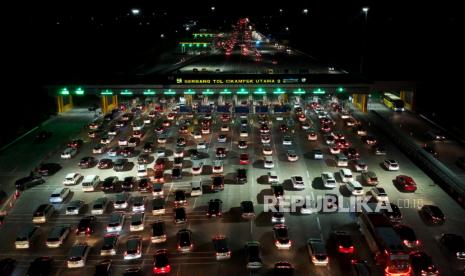 Foto aerial antrean kendaraan saat arus balik libur lebaran 2023 di Gerbang Tol Cikampek Utama (ilustrasi).