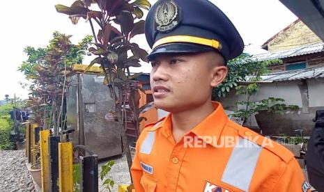 Rangga Novembriantina, penjaga perlintasan kereta api di Jalan Laswi, Kota Bandung yang viral di media sosial karena berhasil menyelamatkan seorang pedagang yang hampir tertabrak kereta api. 