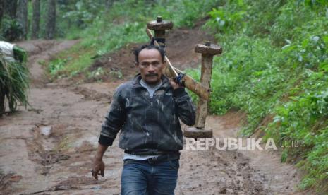 Warga mempersiapkan permainan tradisional Kadaplak di Bumi Perkemahan Taman Bincarung, Kampung Pasir Angling, Desa Suntenjaya, Kecamatan Lembang, Kabupaten Bandung Barat, Senin (26/2/2024). Kadaplak dulunya merupakan alat yang biasa dipakai petani untuk membawa hasil panen atau rumput untuk ternak saat menuruni bukit. Seiring waktu, kadaplak dipakai sebagai permainan tradisional yang saat ini terus dilestarikan oleh warga, salah satunya sebagai bagian dari daya tarik pariwisata.