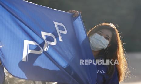 Seorang anggota Partai Perintis Rakyat (PPP) memegang bendera saat dia berpose untuk foto selama kampanye pemilu di Yangon, Myanmar, 09 September 2020.