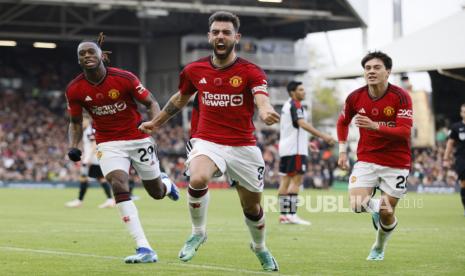 Bruno Fernandes gelandang serang dari Manchester United (tengah). 