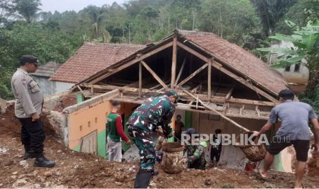 Bangunan madrasah diniyah (MD) di Kecamatan Cikakak, Kabupaten Sukabumi rusak diterjang longsor. BNPB sebut kekeringan yang lama terjadi di Pulau Jawa memicu longsor saat hujan.