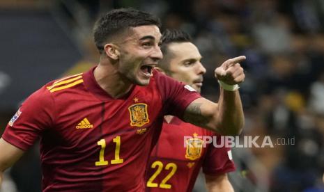 Pemain Spanyol Ferran Torres merayakan setelah mencetak gol pada pertandingan sepak bola semifinal UEFA Nations League antara Italia dan Spanyol di stadion San Siro, di Milan, Italia,Kamis (7/10) dini hari WIB.