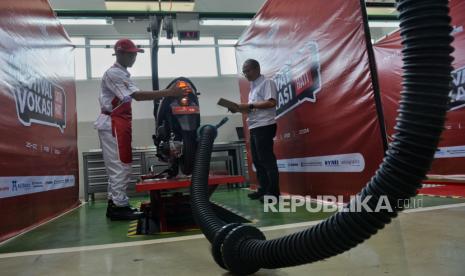 Siswa melakukan sesi praktek saat mengikuti kompetisi Festival Vokasi 2024 di Astra Honda Motor Safety Riding and Traning Center Deltamas, Cikarang, Jawa Barat, Kamis (22/2/2024). PT Astra Honda Motor (AHM) menggelar Festival Vokasi yang diikuti oleh siswa dan guru SMK binaan AHM untuk berkompetisi dalam keterampilan teknik di bidang otomotif khususnya kendaraan motor sebagai upaya pembentukan sumber daya manusia yang unggul dan siap memenuhi kebutuhan tenaga kerja di sektor industri kendaraan.