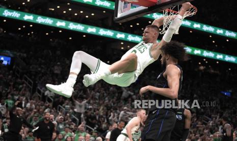 Center Boston Celtics Kristaps Porzingis melakukan slam dunk saat melawan Dallas Mavericks Kyrie Irving pada Game 1 Final NBA bola basket di Boston, Jumat (7/6/2024) WIB. Boston Celtics menang telak atas Dallas Mavericks dengan skor 107-89. Jaylen Brown menjadi pencetak poin terbanyak untuk Celtics dengan torehan 22 poin.